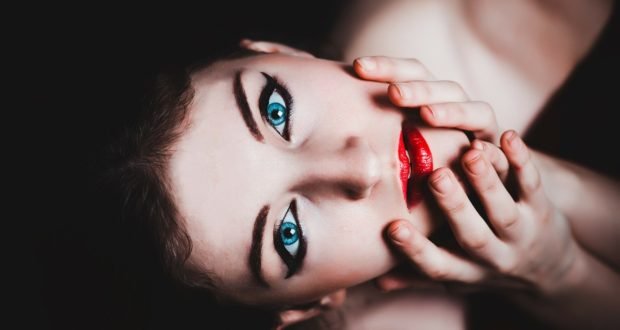 Tetování obočí může mít pozitivní vliv na váš vzhled a může zcela změnit výraz ve vaší tváři, ale jen za předpokladu, kdy se svěříte do rukou zkušené specialistky