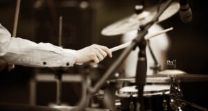 Jak vytvořit dokonalé video hry na bicí pro sociální sítě?