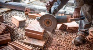 Úhlová bruska se hodí do každé domácí dílny