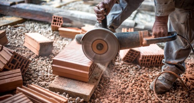 Úhlová bruska se hodí do každé domácí dílny